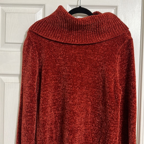 SOLD: Rust-colored Sweater 🍁 - Picture 5 of 7